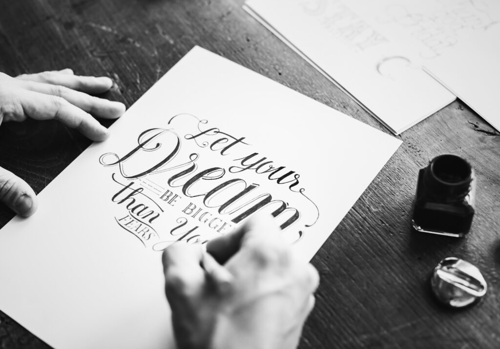 artiste calligraphe en train de faire de la calligraphie